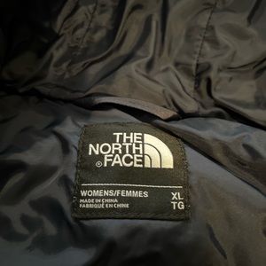 The slim-fit Women’s jacket is a water-repellent